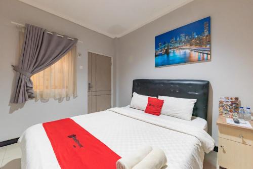 RedDoorz near Botani Square Mall