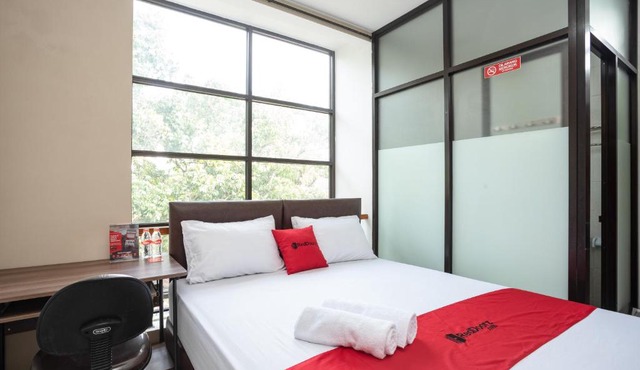 RedDoorz near Eka Hospital BSD City
