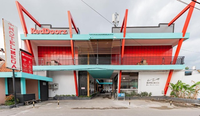 RedDoorz near Kejaksan Station Cirebon