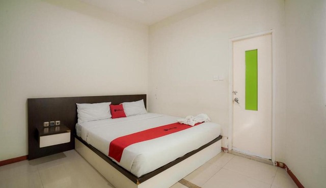 RedDoorz near Pantai Pede