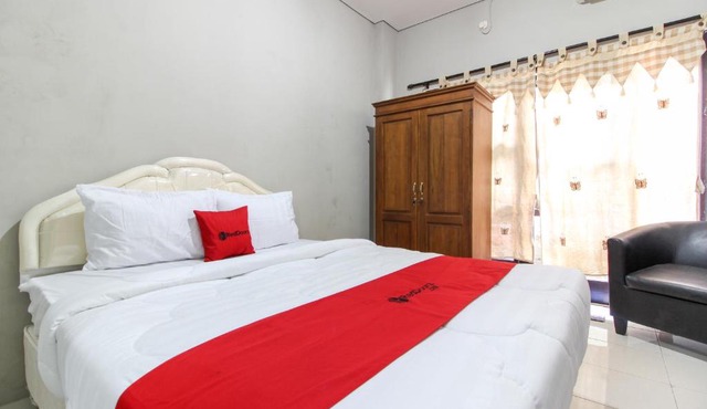 RedDoorz near Solo Balapan Station 2