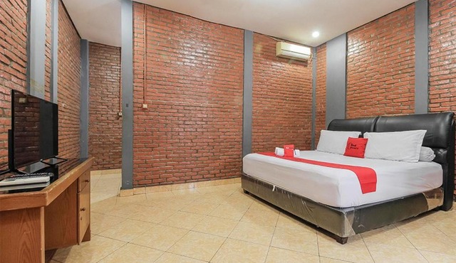 RedDoorz Plus At Ampera Raya