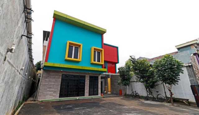 RedDoorz Plus near Halim Perdanakusuma 2