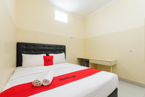 RedDoorz Plus near Mall Ciputra Jakarta
