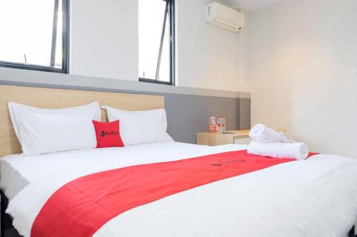 RedDoorz Plus near Taman Anggrek Mall