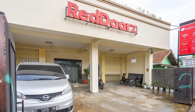 RedDoorz Syariah near Exit Toll Ciawi