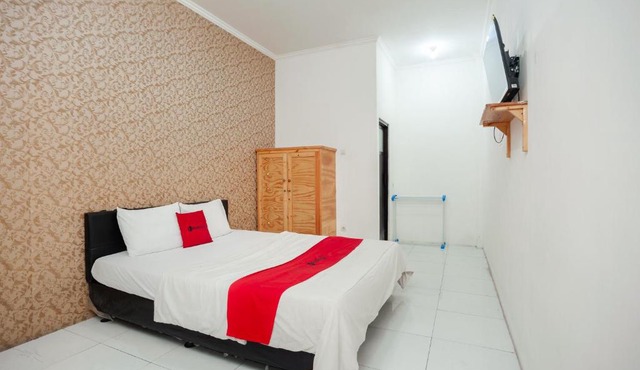 RedDoorz Syariah near Jatisampurna Hospital