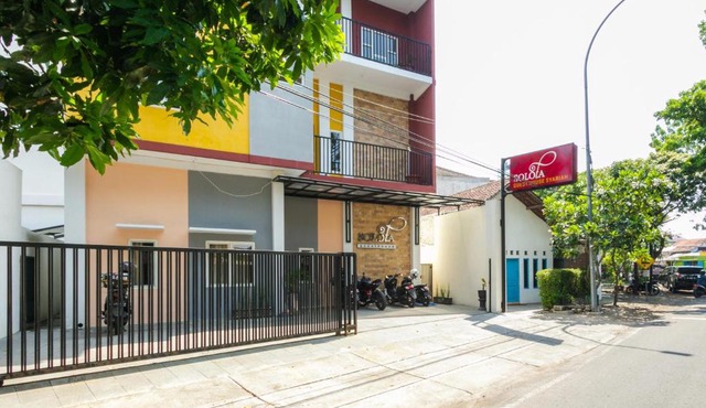 RedDoorz Syariah near Purwosari Train Station