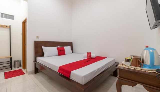RedDoorz Syariah near Summarecon Mall Bekasi