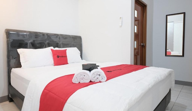 RedDoorz Syariah near Siloam Hospital Kebon Jeruk