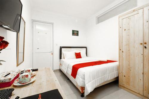 RedDoorz Syariah Plus near Pancoran 2