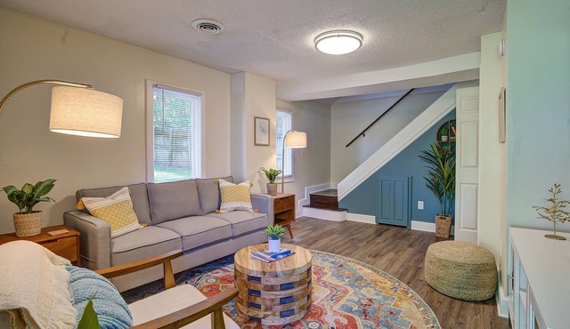 Redesigned Family/Pet Friendly 🐶 Carriage House Minutes walk to Downtown