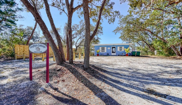 Redfish Cottage-Private Dock-Enjoy Romantic Getaway AND catch Redfish & Trout!