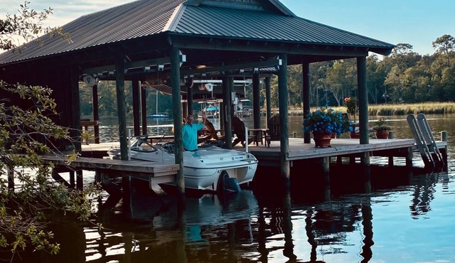Redfish Retreat-cabin w large boathouse - 2 acres on magnificent Magnolia River!