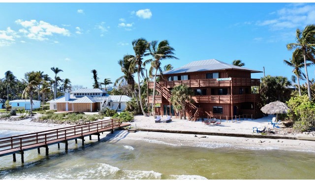 Redfish suite a Welcoming 1-bedroom unit in a beach lodge right on the water