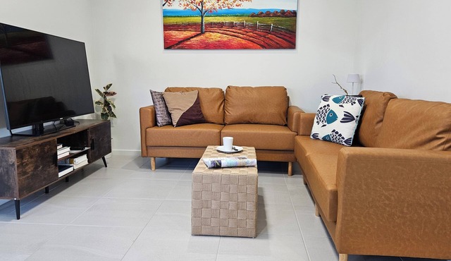 RedFlamesRetreat-Aircon/WIFI/Parking-Gables/Box Hill/Marayla