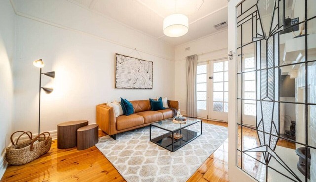 Redgum on Rugless—Coastal Charm near Glenelg Beach