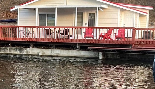 REDHEAD COVE! 2 Bedroom Lakefront Home on 21mm!! (Lil Red Roof)