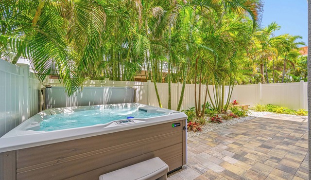 Redington Beach Villas 307 -⭐Gulf View⭐ - Across the street from beach! -Hot Tub!