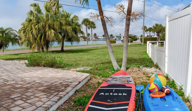 Redington Beach ICW 4BR/2Bath Home 10-min Walk to White Sand Beach