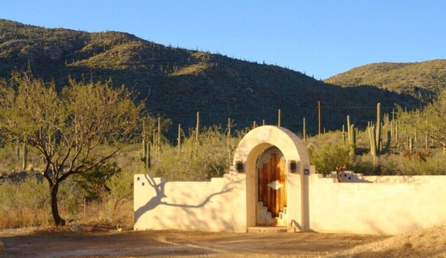 Redington Hideaway, comfort and quiet with sweeping desert and mountain views