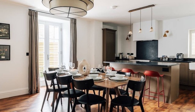 Redland Apartments - Sleeps 12