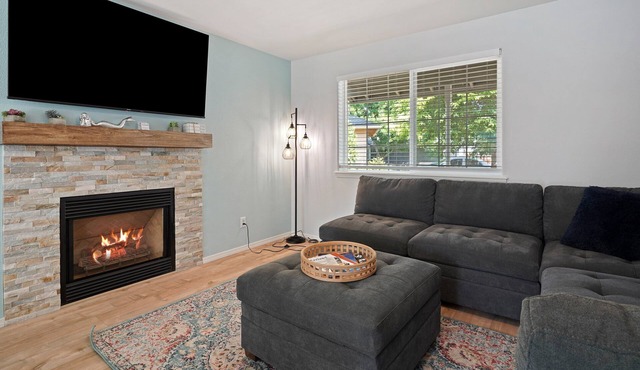 Redmond Rest - Quiet Retreat, Fenced Yard, Pet Friendly, AC