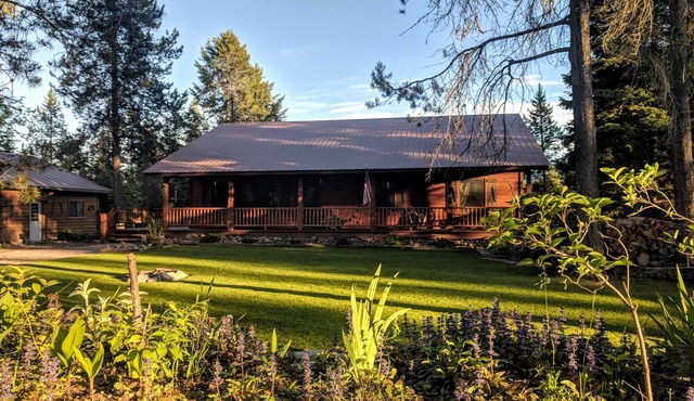 Redneck Kabin. Enjoy the deck and hot tub after day in the Park