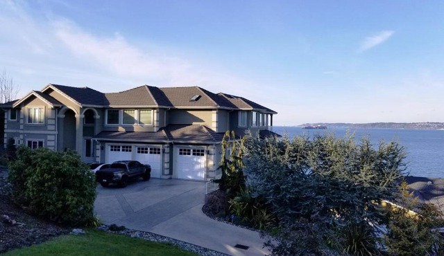 Redondo waterfront house with a private room