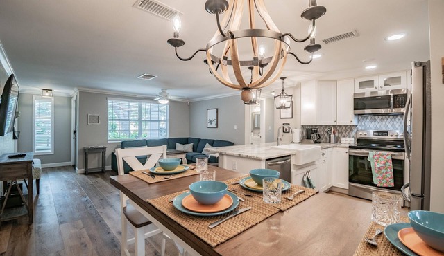 Redone Home-3 bedroom, 2 bathroom, and a fireplace near Siesta Key