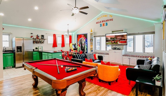 RedRocks Cozy Home HotTub PS5 PoolTable Arcade