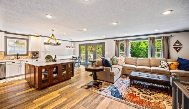 Red’s Luxury Retreat; 4bd 3.5 ba, 2300 sq ft
