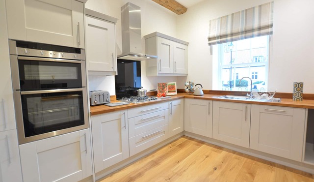 REDSHANKS, BLYTHVIEW, family friendly, with pool in Southwold