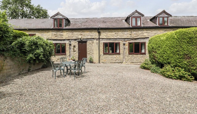 REDSTART COTTAGE, pet friendly, with a garden in Kingsland