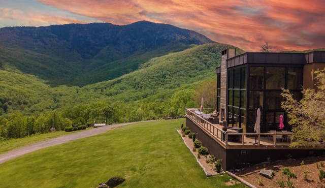 Redstone Mansion - Luxury Mountaintop Views of Pisgah National Forest