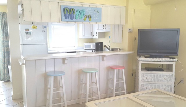 Reduced fall rates! Cute 1BR/1BA Condo on the South Side! Great location!