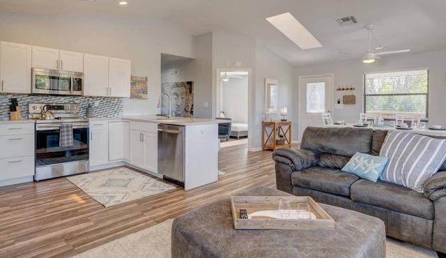 Reduced Price! 30 Mins to Beaches-Pet Friendly-Close to Weeki Wachee Park and Pine Island Beach!