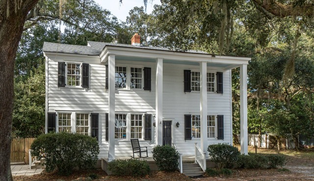 REDUCED RATES - 3 bed/2 -1/2 bath SOUTHERN CHARMER in the heart of Beaufort, SC