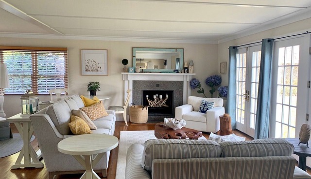 Reduced! Renovated kitchen! Gunite pool! Minutes from EH village. Five beaches!