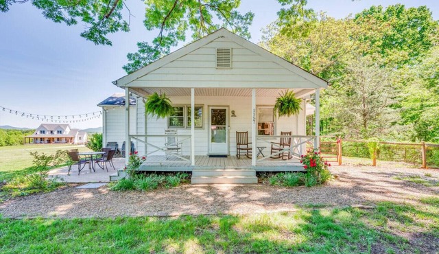 Redwing Farm Cottage, Mountain Views and Firepit!