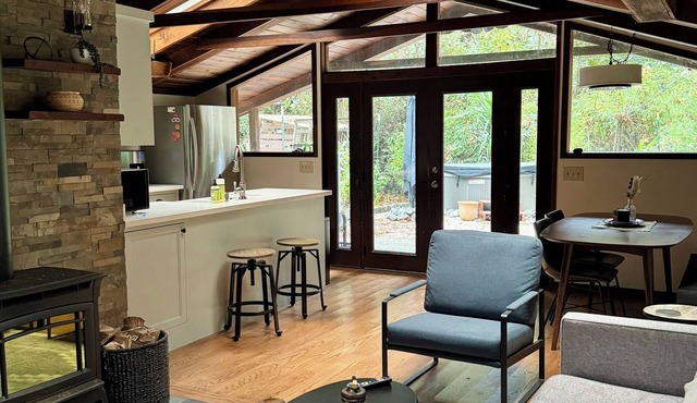 Redwood Cabin - with Wine Tasting and Hot Tub