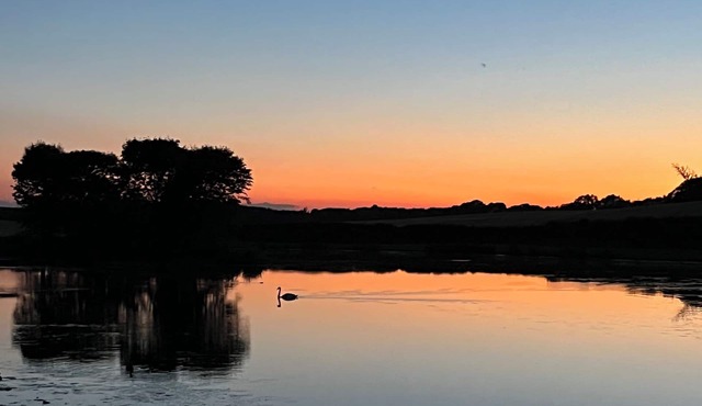 Redwood Lodge - Idyllically situated Lakeside & private hot tub fishing riding