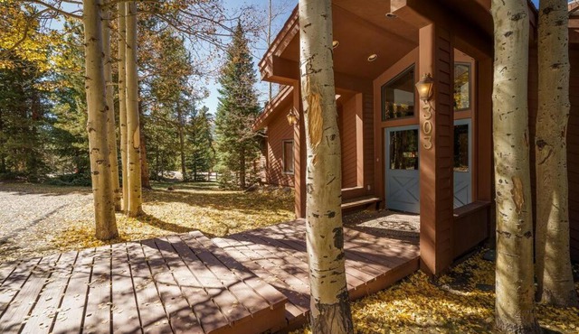 Redwood Lodge: Classic Mountain Getaway with Hot Tub in Downtown Breck!