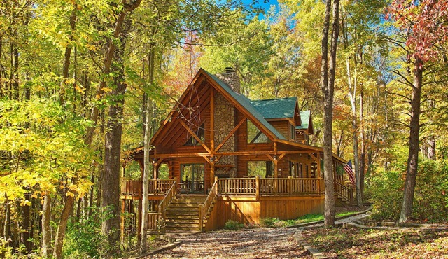 Redwood Lodge Hocking Hills-Covered Porches, Firepit, Hot Tub, Rec Room, WiFi