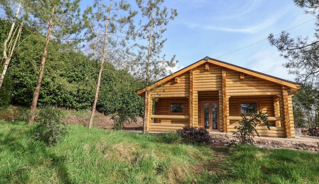 REDWOOD LODGE, pet friendly, with a garden in Ellesmere