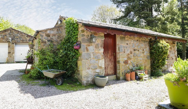 REDWOOD LODGE, romantic, character holiday cottage in Brymbo