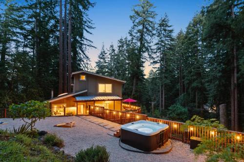 Redwood Oasis - Luxe Santa Cruz Cabin with Hot Tub