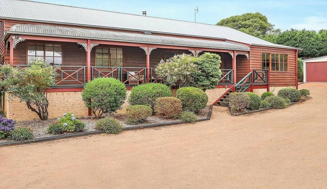 Redwood - relaxed one-level Highlands escape with fire, gardens and space