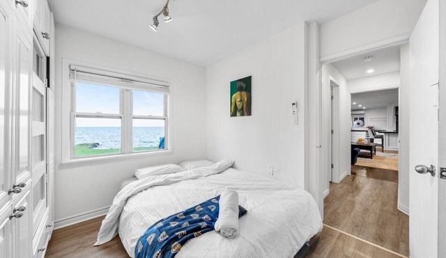 Redwood Retreat Waterfront Cottage By Simcoe With Hot Tub And Sauna