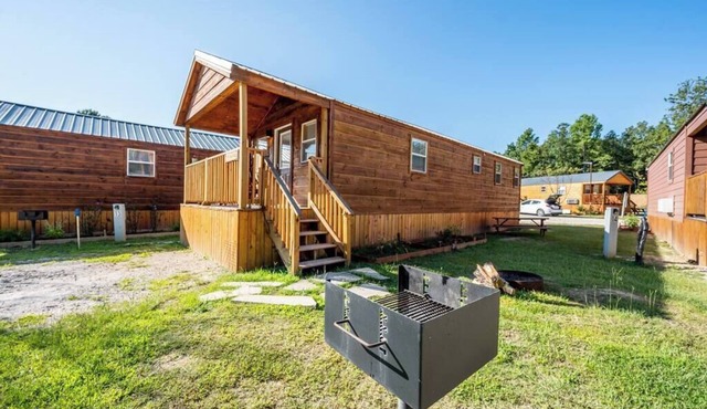 Redwood: Sleep 4, Tiny Cabin, Pets, Near Lake/Park